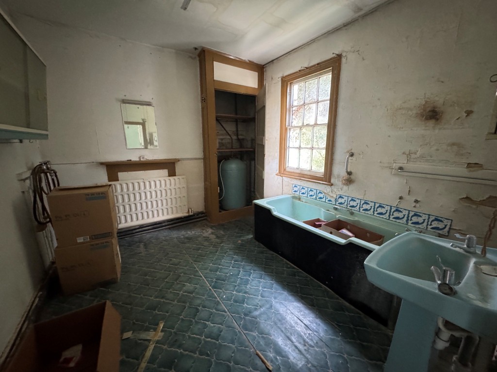 Lot: 128 - DETACHED COTTAGE FOR TOTAL REFURBISHMENT IN POPULAR VILLAGE - Bathroom